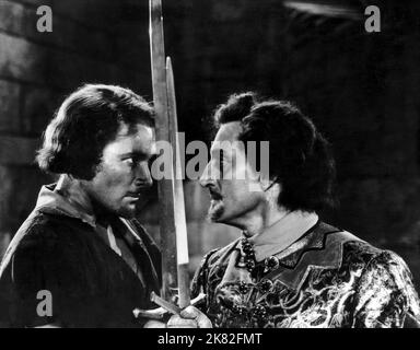 Errol Flynn & Basil Rathbone Film: The Adventures of Robin Hood (USA 1938) Charaktere: Robin Hood, Sir Guy of Gisbourne Regie: Michael Curtiz, W Keighley 14 May 1938 **WARNUNG** Dieses Foto ist nur für den redaktionellen Gebrauch bestimmt und unterliegt dem Copyright von WARNER BROS. Und/oder des Fotografen, der von der Film- oder Produktionsfirma beauftragt wurde und nur durch Publikationen im Zusammenhang mit der Bewerbung des oben genannten Films reproduziert werden kann. Eine obligatorische Gutschrift an WARNER BROS. Ist erforderlich. Der Fotograf sollte auch bei Bekanntwerden des Fotos gutgeschrieben werden. Ohne schriftliche Genehmigung des Films kann keine kommerzielle Nutzung gewährt werden Stockfoto