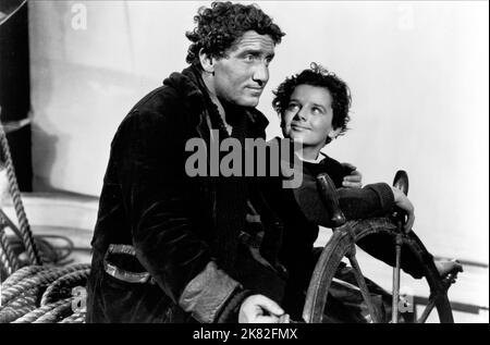 Spencer Tracy & Freddie Bartholomew Film: Captains Courageous (USA 1937) Charaktere: Manuel Fidello, Harvey Cheyne Regie: Victor Fleming 11 May 1937 **WARNUNG** Dieses Foto ist nur für redaktionelle Zwecke bestimmt und unterliegt dem Copyright von MGM und/oder dem Fotografen, der von der Film- oder Produktionsfirma beauftragt wurde, und kann nur von Publikationen im Zusammenhang mit der Bewerbung des oben genannten Films reproduziert werden. Eine obligatorische Gutschrift an MGM ist erforderlich. Der Fotograf sollte auch bei Bekanntwerden des Fotos gutgeschrieben werden. Ohne schriftliche Genehmigung der Film Company kann keine kommerzielle Nutzung gewährt werden. Stockfoto