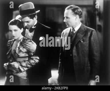 Norma Shearer, Clark Gable & Leslie Howard Film: A Free Soul (USA 1931) Charaktere: Jan Ashe, Ace Wilfong, Dwight Winthrop Regie: Clarence Brown 02 June 1931 **WARNUNG** Dieses Foto ist nur für redaktionelle Zwecke bestimmt und unterliegt dem Copyright von MGM und/oder dem Fotografen, der von der Film- oder Produktionsfirma beauftragt wurde, und kann nur von Publikationen im Zusammenhang mit der Bewerbung des oben genannten Films reproduziert werden. Eine obligatorische Gutschrift an MGM ist erforderlich. Der Fotograf sollte auch bei Bekanntwerden des Fotos gutgeschrieben werden. Ohne schriftliche Genehmigung der Film Company kann keine kommerzielle Nutzung gewährt werden. Stockfoto