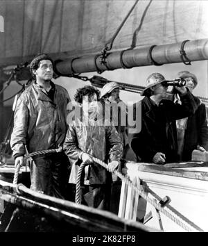 Spencer Tracy, Freddie Bartholomew & Lionel Barrymore Film: Captains Courageous (USA 1937) Charaktere: Manuel Fidello, Harvey Cheyne, Captain Disko Truppe Regie: Victor Fleming 11 May 1937 **WARNUNG** Dieses Foto ist nur für redaktionelle Zwecke bestimmt und unterliegt dem Copyright von MGM und/oder dem Fotografen, der von der Film- oder Produktionsfirma beauftragt wurde, und kann nur von Publikationen im Zusammenhang mit der Bewerbung des oben genannten Films reproduziert werden. Eine obligatorische Gutschrift an MGM ist erforderlich. Der Fotograf sollte auch bei Bekanntwerden des Fotos gutgeschrieben werden. Ohne schriftliche Genehmigung des F kann keine kommerzielle Nutzung gewährt werden Stockfoto