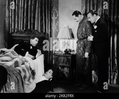 Ivan Lebedeff, Norman Kerry & Lowell Sherman Film: Bachelor Apartment (USA 1931) Charaktere: Pedro 'Pete' De Maneau, Lee Graham, Wayne Carter Regie: Lowell Sherman 15. April 1931 **WARNUNG** Dieses Foto ist nur für redaktionelle Zwecke bestimmt und unterliegt dem Copyright von RKO RADIO und/oder des Fotografen, der von der Film- oder Produktionsfirma beauftragt wurde und darf nur durch Publikationen im Zusammenhang mit der Bewerbung des oben genannten Films reproduziert werden. Eine obligatorische Gutschrift an RKO-RADIO ist erforderlich. Der Fotograf sollte auch bei Bekanntwerden des Fotos gutgeschrieben werden. Eine kommerzielle Nutzung kann ohne schriftliche Genehmigung des nicht gewährt werden Stockfoto