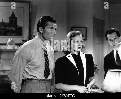 Bruce Cabot, Virginia Gray, Edward Norris & Charley Grapewin Film: Bad Guy (1931) Charaktere: 'Lucky' Walden, Kitty, Steve Carroll, Dan Gray Regie: Edward L. Cahn 25. August 1937 **WARNUNG** Dieses Foto ist nur für redaktionelle Zwecke bestimmt und unterliegt dem Copyright von MGM und/oder dem Fotografen, der von der Film- oder Produktionsfirma beauftragt wurde, und kann nur durch Publikationen im Zusammenhang mit der Bewerbung des oben genannten Films reproduziert werden. Eine obligatorische Gutschrift an MGM ist erforderlich. Der Fotograf sollte auch bei Bekanntwerden des Fotos gutgeschrieben werden. Ohne schriftliche Genehmigung der Film Compan kann keine kommerzielle Nutzung gewährt werden Stockfoto