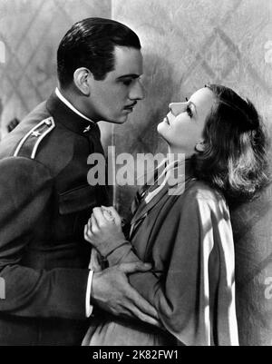 Melvyn Douglas & Greta Garbo Film: As You Desire Me (USA 1932) Charaktere: Count Bruno Varelli, Zara aka Maria / Titel auch: 'Wie Du mich Willst' Regie: George Fitzmaurice 28 May 1932 **WARNUNG** Dieses Foto ist nur für den redaktionellen Gebrauch bestimmt und unterliegt dem Copyright von MGM und/oder dem Fotografen, der von der Film- oder Produktionsfirma beauftragt wurde, und kann nur von Publikationen im Zusammenhang mit der Bewerbung des oben genannten Films reproduziert werden. Eine obligatorische Gutschrift an MGM ist erforderlich. Der Fotograf sollte auch bei Bekanntwerden des Fotos gutgeschrieben werden. Ohne schriftliche Genehmigung des Films kann keine kommerzielle Nutzung gewährt werden Stockfoto