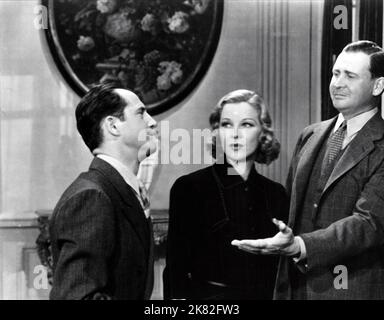 George E. Stone, Glenda Farrell & Barton Maclane Film: Abenteuerliche Blonde (1933) Charaktere: Pete, A Reporter, Torchy Blane, LT. Steve 'Stevie' MacBride Regie: Frank McDonald 13. November 1937 **WARNUNG** Dieses Foto ist nur für redaktionelle Zwecke bestimmt und unterliegt dem Copyright von WARNER BROS und/oder des Fotografen, der von der Film- oder Produktionsfirma beauftragt wurde, und kann nur von Publikationen im Zusammenhang mit der Bewerbung des oben genannten Films reproduziert werden. Eine obligatorische Gutschrift an WARNER BROS ist erforderlich. Der Fotograf sollte auch bei Bekanntwerden des Fotos gutgeschrieben werden. Ohne schriftliche Genehmigung kann keine kommerzielle Nutzung gewährt werden Stockfoto