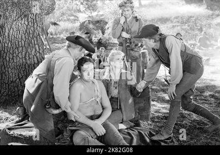 John Wayne & Claire Trevor Film: Allegheny Uprising (USA 1939) Regie: William A. Seiter 10. November 1939 **WARNUNG** Dieses Foto ist nur für den redaktionellen Gebrauch bestimmt und unterliegt dem Copyright von RKO RADIOKUNIEREN und/oder dem Fotografen, der von der Film- oder Produktionsfirma beauftragt wurde und darf nur durch Publikationen im Zusammenhang mit der Bewerbung des oben genannten Films reproduziert werden. Eine obligatorische Gutschrift für RKO-RADIOS ist erforderlich. Der Fotograf sollte auch bei Bekanntwerden des Fotos gutgeschrieben werden. Ohne schriftliche Genehmigung der Film Company kann keine kommerzielle Nutzung gewährt werden. Stockfoto