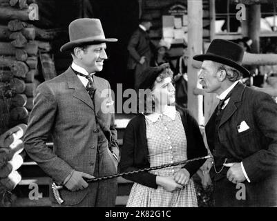 Melvyn Douglas, Barbara Stanwyck & Andy Clyde Film: Annie Oakley (USA 1935) Charaktere: Jeff Hogarth, Annie Oakley, MacIvor Regie: George Stevens 15. November 1935 **WARNUNG** Dieses Foto ist nur für redaktionelle Verwendung bestimmt und unterliegt dem Copyright von RKO RADIOKUNZEN und/oder dem Fotografen, der von der Film- oder Produktionsfirma beauftragt wurde und darf nur von Publikationen im Zusammenhang mit der Bewerbung des oben genannten Films reproduziert werden. Eine obligatorische Gutschrift für RKO-RADIOS ist erforderlich. Der Fotograf sollte auch bei Bekanntwerden des Fotos gutgeschrieben werden. Eine kommerzielle Nutzung kann ohne schriftliche Genehmigung von nicht gewährt werden Stockfoto