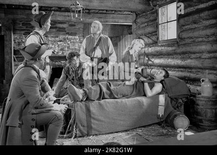 Claire Trevor & John Wayne Film: Allegheny Uprising (USA 1939) Regie: William A. Seiter 10. November 1939 **WARNUNG** Dieses Foto ist nur für den redaktionellen Gebrauch bestimmt und unterliegt dem Copyright von RKO RADIOKUNIEREN und/oder dem Fotografen, der von der Film- oder Produktionsfirma beauftragt wurde und darf nur durch Publikationen im Zusammenhang mit der Bewerbung des oben genannten Films reproduziert werden. Eine obligatorische Gutschrift für RKO-RADIOS ist erforderlich. Der Fotograf sollte auch bei Bekanntwerden des Fotos gutgeschrieben werden. Ohne schriftliche Genehmigung der Film Company kann keine kommerzielle Nutzung gewährt werden. Stockfoto