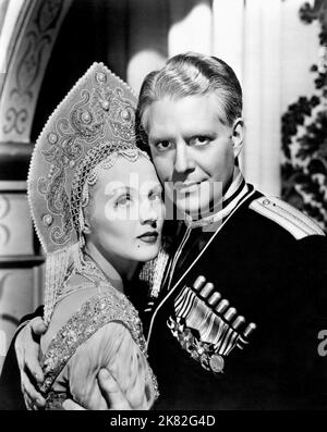 Ilona Massey & Nelson Eddy Film: Balalaika (1939) Charaktere: Lydia Pavlovna Marakova, Prinz Peter Karagin, aka Peter Teranda Regie: Reinhold Schunzel 15. Dezember 1939 **WARNUNG** Dieses Foto ist nur für redaktionelle Zwecke bestimmt und unterliegt dem Copyright von MGM und/oder dem von der Film- oder Produktionsfirma beauftragten Fotografen und kann nur durch Publikationen im Zusammenhang mit der Bewerbung des oben genannten Films reproduziert werden. Eine obligatorische Gutschrift an MGM ist erforderlich. Der Fotograf sollte auch bei Bekanntwerden des Fotos gutgeschrieben werden. Ohne schriftliche Genehmigung der Film Company kann keine kommerzielle Nutzung gewährt werden. Stockfoto