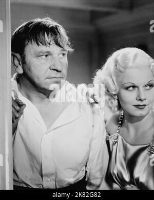 Wallace Beery & Jean Harlow Film: China Seas (USA 1935) Charaktere: Jamesy MacArdle, China Doll Regie: Tay Garnet 09. August 1935 **WARNUNG** Dieses Foto ist nur für redaktionelle Zwecke bestimmt und unterliegt dem Copyright von MGM und/oder dem Fotografen, der von der Film- oder Produktionsfirma beauftragt wurde, und kann nur von Publikationen im Zusammenhang mit der Bewerbung des oben genannten Films reproduziert werden. Eine obligatorische Gutschrift an MGM ist erforderlich. Der Fotograf sollte auch bei Bekanntwerden des Fotos gutgeschrieben werden. Ohne schriftliche Genehmigung der Film Company kann keine kommerzielle Nutzung gewährt werden. Stockfoto