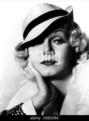 Jean Harlow Film China Seas (USA 1935) Charaktere: China Doll Regisseur: Tay Garnett 09. August 1935 **WARNUNG** dieses Foto ist nur für redaktionelle Zwecke bestimmt und unterliegt dem Urheberrecht von MGM und/oder dem Fotografen, der von der Film- oder Produktionsgesellschaft beauftragt wurde. Es kann nur durch Veröffentlichungen in Verbindung mit der Werbung für den oben genannten Film reproduziert werden. Eine obligatorische Gutschrift an MGM ist erforderlich. Der Fotograf sollte ebenfalls angerechnet werden, wenn er bekannt ist. Ohne schriftliche Genehmigung der Film Company kann keine kommerzielle Nutzung gewährt werden. Stockfoto