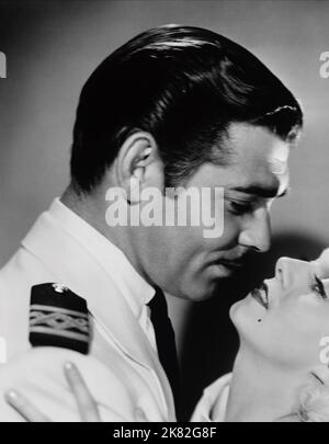 Clark Gable & Jean Harlow Film China Seas (USA 1935) Charaktere: Alan Gaskell, China Doll Regisseur: Tay Garnett 09. August 1935 **WARNUNG** dieses Foto ist nur für redaktionelle Zwecke bestimmt und unterliegt dem Copyright von MGM und/oder dem Fotografen, der von der Film- oder Produktionsgesellschaft zugewiesen wurde. Es kann nur durch Veröffentlichungen in Verbindung mit der Werbung für den oben genannten Film reproduziert werden. Eine obligatorische Gutschrift an MGM ist erforderlich. Der Fotograf sollte ebenfalls angerechnet werden, wenn er bekannt ist. Ohne schriftliche Genehmigung der Film Company kann keine kommerzielle Nutzung gewährt werden. Stockfoto