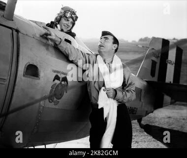 James Cagney & Pat O'Brien Film: Devil Dogs of the Air (1934) Charaktere: Tommy O'Toole, Lieut. Brannigan Director: Lloyd Bacon 09 February 1935 **WARNUNG** Dieses Foto ist nur für den redaktionellen Gebrauch bestimmt und unterliegt dem Copyright von WARNER BROS und/oder des Fotografen, der von der Film- oder Produktionsfirma beauftragt wurde, und kann nur durch Publikationen im Zusammenhang mit der Bewerbung des oben genannten Films reproduziert werden. Eine obligatorische Gutschrift an WARNER BROS ist erforderlich. Der Fotograf sollte auch bei Bekanntwerden des Fotos gutgeschrieben werden. Ohne schriftliche Genehmigung der Film Company kann keine kommerzielle Nutzung gewährt werden. Stockfoto