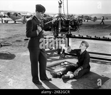 Pat O'Brien & James Cagney Film: Teufel Hunde der Luft (1935) Charaktere: Lieut. Brannigan, Tommy O'Toole Regie: Lloyd Bacon 09 February 1935 **WARNUNG** Dieses Foto ist nur für den redaktionellen Gebrauch bestimmt und unterliegt dem Copyright von WARNER BROS und/oder dem von der Film- oder Produktionsfirma beauftragten Fotografen und kann nur durch Publikationen im Zusammenhang mit der Bewerbung des oben genannten Films reproduziert werden. Eine obligatorische Gutschrift an WARNER BROS ist erforderlich. Der Fotograf sollte auch bei Bekanntwerden des Fotos gutgeschrieben werden. Ohne schriftliche Genehmigung der Film Company kann keine kommerzielle Nutzung gewährt werden. Stockfoto