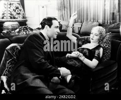 Bebe Daniels & Ricardo Cortez Film: The Maltese Falcon ; Dangerous Female (USA 1931) Charaktere: Sam Spade, Ruth Wonderly / Literaturverfilmung (nach dem Buch von Dashiell Hammett) Regie: Roy Del Ruth 28 May 1931 **WARNUNG** Dieses Foto ist nur für redaktionelle Zwecke bestimmt und unterliegt dem Copyright von WARNER BROS. Und/oder des Fotografen, der von der Film- oder Produktionsfirma beauftragt wurde und nur durch Publikationen im Zusammenhang mit der Bewerbung des oben genannten Films reproduziert werden kann. Eine obligatorische Gutschrift an WARNER BROS. Ist erforderlich. Der Fotograf sollte auch bei Bekanntwerden des Fotos gutgeschrieben werden. Keine kommerzielle Nutzung kann b Stockfoto