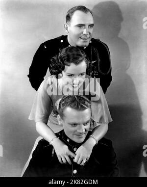 Pat O'Brien, Margaret Lindsay & James Cagney Film: Devil Dogs of the Air (1935) Charaktere: Lieut. Brannigan, Betty Roberts, Tommy O'Toole Director: Lloyd Bacon 09 February 1935 **WARNUNG** Dieses Foto ist nur für redaktionelle Zwecke bestimmt und unterliegt dem Copyright von WARNER BROS und/oder des Fotografen, der von der Film- oder Produktionsfirma beauftragt wurde, und kann nur von Publikationen im Zusammenhang mit der Bewerbung des oben genannten Films reproduziert werden. Eine obligatorische Gutschrift an WARNER BROS ist erforderlich. Der Fotograf sollte auch bei Bekanntwerden des Fotos gutgeschrieben werden. Eine kommerzielle Nutzung kann ohne schriftliche Genehmigung von Th Stockfoto