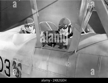 James Cagney Film: Devil Dogs of the Air (1935) Charaktere: Tommy O'Toole Regie: Lloyd Bacon 09 February 1935 **WARNUNG** Dieses Foto ist nur für redaktionelle Zwecke bestimmt und unterliegt dem Copyright von WARNER BROS und/oder des Fotografen, der von der Film- oder Produktionsfirma beauftragt wurde, und kann nur von Publikationen im Zusammenhang mit der Bewerbung des oben genannten Films reproduziert werden. Eine obligatorische Gutschrift an WARNER BROS ist erforderlich. Der Fotograf sollte auch bei Bekanntwerden des Fotos gutgeschrieben werden. Ohne schriftliche Genehmigung der Film Company kann keine kommerzielle Nutzung gewährt werden. Stockfoto