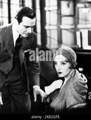 Ricardo Cortez & Bebe Daniels Film: The Maltese Falcon ; Dangerous Female (USA 1931) Charaktere: Sam Spade & Ruth Wonderly / Literaturverfilmung (nach dem Buch von Dashiell Hammett) Regie: Roy Del Ruth 28 May 1931 **WARNUNG** Dieses Foto ist nur für redaktionelle Zwecke bestimmt und unterliegt dem Copyright von WARNER BROS. Und/oder des Fotografen, der von der Film- oder Produktionsfirma beauftragt wurde und nur durch Publikationen im Zusammenhang mit der Bewerbung des oben genannten Films reproduziert werden kann. Eine obligatorische Gutschrift an WARNER BROS. Ist erforderlich. Der Fotograf sollte auch bei Bekanntwerden des Fotos gutgeschrieben werden. Keine kommerzielle Nutzung möglich Stockfoto