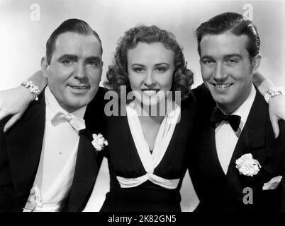 Pat O'Brien, Margaret Lindsay & John Payne Film: Garden of the Moon (1933) Charaktere: John Quinn, Toni Blake, Don Vincente Regie: Busby Berkeley 23. September 1938 **WARNUNG** Dieses Foto ist nur für redaktionelle Zwecke bestimmt und unterliegt dem Copyright von WARNER BROS und/oder des Fotografen, der von der Film- oder Produktionsfirma beauftragt wurde, und kann nur von Publikationen im Zusammenhang mit der Bewerbung des oben genannten Films reproduziert werden. Eine obligatorische Gutschrift an WARNER BROS ist erforderlich. Der Fotograf sollte auch bei Bekanntwerden des Fotos gutgeschrieben werden. Ohne schriftliche Genehmigung des Film Comp kann keine kommerzielle Nutzung gewährt werden Stockfoto