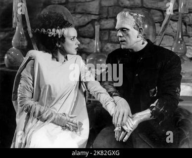 Elsa Lanchester & Boris Karloff Film: Braut Frankensteins; die Braut Frankensteins (USA 1935) Charaktere: Mary Wollstonecraft Shelley & The Monster Regie: James Whale 19 April 1935 **WARNUNG** Dieses Foto ist nur für redaktionelle Zwecke bestimmt und unterliegt dem Copyright von UNIVERSAL und/oder dem Fotografen, der von der Film- oder Produktionsfirma beauftragt wurde und darf nur von Publikationen im Zusammenhang mit der Bewerbung des oben genannten Films reproduziert werden. Eine obligatorische Gutschrift an UNIVERSAL ist erforderlich. Der Fotograf sollte auch bei Bekanntwerden des Fotos gutgeschrieben werden. Eine kommerzielle Nutzung kann ohne schriftliche Genehmigung nicht gewährt werden Stockfoto