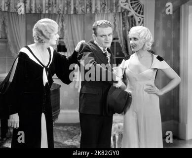 Ruth Donnelly, James Cagney & Mary Brian Film: Hard to handle (1929) Charaktere: Lil Waters, Myron C. 'Lefty' Merrill, Ruth Waters Regie: Marvyn Leroy 01 May 1933 **WARNUNG** Dieses Foto ist nur für den redaktionellen Gebrauch bestimmt und unterliegt dem Copyright von WARNER BROS und/oder des Fotografen, der von der Film- oder Produktionsfirma beauftragt wurde, und kann nur durch Publikationen im Zusammenhang mit der Bewerbung des oben genannten Films reproduziert werden. Eine obligatorische Gutschrift an WARNER BROS ist erforderlich. Der Fotograf sollte auch bei Bekanntwerden des Fotos gutgeschrieben werden. Ohne schriftliche Genehmigung der Film Compa kann keine kommerzielle Nutzung gewährt werden Stockfoto