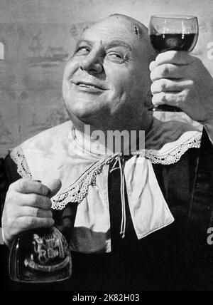 Emil Jannings Film: Der Zerbrochene Krug (1926) Charaktere: Adam, Dorfritter 01 May 1937 **WARNUNG** Dieses Foto ist nur für redaktionelle Verwendung bestimmt und unterliegt dem Copyright der Film Company und/oder des Fotografen, der von der Film- oder Produktionsfirma beauftragt wurde und darf nur durch Publikationen im Zusammenhang mit der Bewerbung des oben genannten Films reproduziert werden. Eine obligatorische Gutschrift an die Filmgesellschaft ist erforderlich. Der Fotograf sollte auch bei Bekanntwerden des Fotos gutgeschrieben werden. Ohne schriftliche Genehmigung der Film Company kann keine kommerzielle Nutzung gewährt werden. Stockfoto