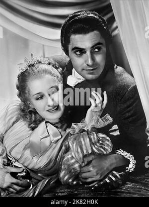 Norma Shearer & Tyrone Power Film: Marie Antoinette (USA 1938) Charaktere: Marie Antoinette & Graf Axel de Fersen Regie: W.S. Van Dyke 08 July 1938 **WARNUNG** Dieses Foto ist nur für redaktionelle Zwecke bestimmt und unterliegt dem Copyright von MGM und/oder dem Fotografen, der von der Film- oder Produktionsfirma beauftragt wurde, und kann nur durch Publikationen im Zusammenhang mit der Bewerbung des oben genannten Films reproduziert werden. Eine obligatorische Gutschrift an MGM ist erforderlich. Der Fotograf sollte auch bei Bekanntwerden des Fotos gutgeschrieben werden. Ohne schriftliche Genehmigung der Film Company kann keine kommerzielle Nutzung gewährt werden. Stockfoto