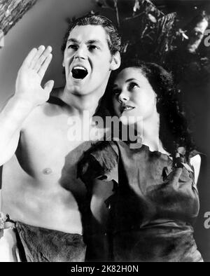 Johnny Weissmuller & Maureen O'Sullivan Film: Tarzan Escapes (USA 1936) Regie: Richard Thorpe 06 November 1936 **WARNUNG** Dieses Foto ist nur für redaktionelle Zwecke bestimmt und unterliegt dem Copyright von MGM und/oder dem von der Film- oder Produktionsfirma beauftragten Fotografen und kann nur durch Publikationen im Zusammenhang mit der Bewerbung des oben genannten Films reproduziert werden. Eine obligatorische Gutschrift an MGM ist erforderlich. Der Fotograf sollte auch bei Bekanntwerden des Fotos gutgeschrieben werden. Ohne schriftliche Genehmigung der Film Company kann keine kommerzielle Nutzung gewährt werden. Stockfoto