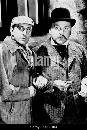 Basil Rathbone & Nigel Bruce Film: The Adventures of Sherlock Holmes (USA 1939) Charaktere: Sherlock Holmes, Dr. Watson / Sherlock Holmes Verfilmung Regie: Alfred L. Werker 01. September 1939 **WARNUNG** Dieses Foto ist nur für den redaktionellen Gebrauch bestimmt und unterliegt dem Copyright von 20. CENTURY FOX FILM CORP. Und/oder des Fotografen, der von der Film- oder Produktionsfirma beauftragt wurde und nur durch Publikationen im Zusammenhang mit der Bewerbung des oben genannten Films reproduziert werden kann. Eine obligatorische Gutschrift auf 20. CENTURY FOX FILM CORP. Ist erforderlich. Der Fotograf sollte auch bei Bekanntwerden des Fotos gutgeschrieben werden. Keine kommerzielle Nutzung Stockfoto