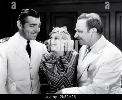 Clark Gable, Jean Harlow, Wallace Beery Film: China Seas (USA 1935) Charaktere: Captain Alan Gaskell,Dolly 'China Doll' Portland,Jamesy MacArdle Regie: Tay Garnet 09. August 1935 **WARNUNG** Dieses Foto ist nur für redaktionelle Zwecke bestimmt und unterliegt dem Copyright von MGM und/oder dem Fotografen, der von der Film- oder Produktionsfirma beauftragt wurde, und kann nur von Publikationen im Zusammenhang mit der Bewerbung des oben genannten Films reproduziert werden. Eine obligatorische Gutschrift an MGM ist erforderlich. Der Fotograf sollte auch bei Bekanntwerden des Fotos gutgeschrieben werden. Ohne schriftliche Genehmigung der Film Compa kann keine kommerzielle Nutzung gewährt werden Stockfoto