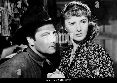 Joel Mccrea & Barbara Stanwyck Film: Union Pacific (1937) Charaktere: Capt. Jeff Butler & Mollie Monahan 27 April 1939 **WARNUNG** Dieses Foto ist nur für redaktionelle Verwendung bestimmt und unterliegt dem Copyright der Film Company und/oder des Fotografen, der von der Film- oder Produktionsfirma beauftragt wurde, und kann nur durch Publikationen in Verbindung mit der Werbung für das oben genannte reproduziert werden Film. Eine obligatorische Gutschrift an die Filmgesellschaft ist erforderlich. Der Fotograf sollte auch bei Bekanntwerden des Fotos gutgeschrieben werden. Ohne schriftliche Genehmigung der Film Company kann keine kommerzielle Nutzung gewährt werden. Stockfoto