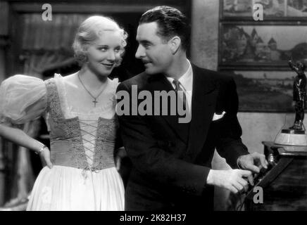 Virginia Bruce & John Gilbert Film: Downstairs (1933) Charaktere: Anna, Alberts Frau & Karl Schneider 01. Mai 1932 **WARNUNG** Dieses Foto ist nur für den redaktionellen Gebrauch bestimmt und unterliegt dem Copyright von MGM und/oder dem Fotografen, der von der Film- oder Produktionsfirma beauftragt wurde, und kann nur durch Publikationen im Zusammenhang mit der Bewerbung des oben genannten Films reproduziert werden. Eine obligatorische Gutschrift an MGM ist erforderlich. Der Fotograf sollte auch bei Bekanntwerden des Fotos gutgeschrieben werden. Ohne schriftliche Genehmigung der Film Company kann keine kommerzielle Nutzung gewährt werden. Stockfoto