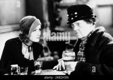 Greta Garbo & Marie Dressler Film: Anna Christie (1933) Charaktere: Anna Christie & Marthy Owens Regie: Clarence Brown 21 February 1930 **WARNUNG** Dieses Foto ist nur für redaktionelle Zwecke bestimmt und unterliegt dem Copyright von MGM und/oder dem Fotografen, der von der Film- oder Produktionsfirma beauftragt wurde, und kann nur von Publikationen im Zusammenhang mit der Bewerbung des oben genannten Films reproduziert werden. Eine obligatorische Gutschrift an MGM ist erforderlich. Der Fotograf sollte auch bei Bekanntwerden des Fotos gutgeschrieben werden. Ohne schriftliche Genehmigung der Film Company kann keine kommerzielle Nutzung gewährt werden. Stockfoto