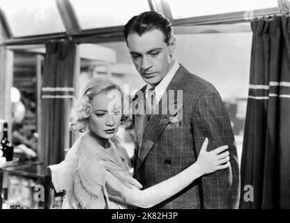 Miriam Hopkins & Gary Cooper Film: Design for Living (USA 1933) Charaktere: Gilda Farrell & George Curtis / Literaturverfilmung (nach dem Theaterstück von Noel Coward) Regie: Ernst Lubitsch 22. November 1933 **WARNUNG** Dieses Foto ist nur für redaktionelle Zwecke bestimmt und unterliegt dem Copyright von PARAMOUNT PICTURES und/oder des Fotografen, der von der Film- oder Produktionsfirma beauftragt wurde und darf nur von Publikationen im Zusammenhang mit der Bewerbung des oben genannten Films reproduziert werden. Eine obligatorische Gutschrift für PARAMOUNT-BILDER ist erforderlich. Der Fotograf sollte auch bei Bekanntwerden des Fotos gutgeschrieben werden. Eine kommerzielle Nutzung ist nicht möglich Stockfoto