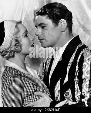 Karen Morley & Paul Muni Film: Scarface (USA 1932) Charaktere: Poppy & Antonio 'Tony' Camonte Regie: Howard Hawks & Richard Rosson 31 March 1932 **WARNUNG** Dieses Foto ist nur für den redaktionellen Gebrauch bestimmt und unterliegt dem Copyright von UNITED ARTISTS und/oder dem Fotografen, der von der Film- oder Produktionsfirma beauftragt wurde und darf nur durch Publikationen im Zusammenhang mit der Bewerbung des oben genannten Films reproduziert werden. Eine obligatorische Gutschrift für UNITED ARTISTS ist erforderlich. Der Fotograf sollte auch bei Bekanntwerden des Fotos gutgeschrieben werden. Ohne schriftliche Genehmigung der Film Company kann keine kommerzielle Nutzung gewährt werden. Stockfoto