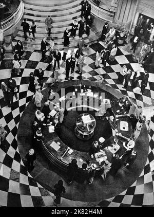 Hotel Lobby & Reception Film: Grand Hotel (USA 1932) Regie: Edmund Goulding 12. April 1932 **WARNUNG** Dieses Foto ist nur für redaktionelle Zwecke bestimmt und unterliegt dem Copyright von MGM und/oder dem Fotografen, der von der Film- oder Produktionsfirma beauftragt wurde, und kann nur von Publikationen im Zusammenhang mit der Bewerbung des oben genannten Films reproduziert werden. Eine obligatorische Gutschrift an MGM ist erforderlich. Der Fotograf sollte auch bei Bekanntwerden des Fotos gutgeschrieben werden. Ohne schriftliche Genehmigung der Film Company kann keine kommerzielle Nutzung gewährt werden. Stockfoto