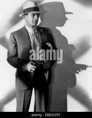 Paul Muni Film: Scarface (USA 1932) Charaktere: Antonio 'Tony' Camonte Regie: Howard Hawks & Richard Rosson 31 March 1932 **WARNUNG** Dieses Foto ist nur für den redaktionellen Gebrauch bestimmt und unterliegt dem Copyright von UNITED ARTISTS und/oder dem Fotografen, der von der Film- oder Produktionsfirma beauftragt wurde und darf nur durch Publikationen im Zusammenhang mit der Bewerbung des oben genannten Films reproduziert werden. Eine obligatorische Gutschrift für UNITED ARTISTS ist erforderlich. Der Fotograf sollte auch bei Bekanntwerden des Fotos gutgeschrieben werden. Ohne schriftliche Genehmigung der Film Company kann keine kommerzielle Nutzung gewährt werden. Stockfoto