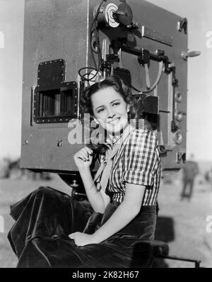 Olivia de Havilland Film Dodge City (USA 1939) Charaktere: Abbie Irving Regie: Michael Curtiz 01. April 1939 **WARNUNG** dieses Foto ist nur für redaktionelle Zwecke bestimmt und urheberrechtlich geschützt von WARNER BROS. Und/oder dem von der Film- oder Produktionsgesellschaft beauftragten Fotografen und dürfen nur durch Veröffentlichungen in Verbindung mit der Werbung für den oben genannten Film reproduziert werden. Eine obligatorische Gutschrift an WARNER BROS. Ist erforderlich. Der Fotograf sollte ebenfalls angerechnet werden, wenn er bekannt ist. Ohne schriftliche Genehmigung der Film Company kann keine kommerzielle Nutzung gewährt werden. Stockfoto