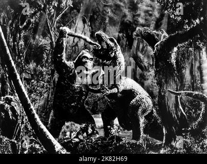 Gorilla, Dinosaur & Fay Wray Film: King Kong (USA 1933) Charaktere: , & Ann Darrow Regie: Merian C. Cooper, E Schoedsack 07 March 1933 **WARNUNG** Dieses Foto ist nur für den redaktionellen Gebrauch bestimmt und unterliegt dem Copyright von RKO und/oder des Fotografen, der von der Film- oder Produktionsfirma beauftragt wurde, und kann nur durch Publikationen im Zusammenhang mit der Bewerbung des oben genannten Films reproduziert werden. Eine obligatorische Gutschrift an RKO ist erforderlich. Der Fotograf sollte auch bei Bekanntwerden des Fotos gutgeschrieben werden. Ohne schriftliche Genehmigung der Film Company kann keine kommerzielle Nutzung gewährt werden. Stockfoto