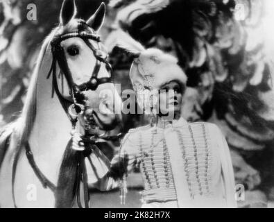 Marlene Dietrich Film die scharlachrote Kaiserin (USA 1934) Charaktere: Prinzessin Sophia Frederica / <a href= Regie: Josef von Sternberg 09. Mai 1934 **WARNUNG** dieses Foto ist nur für redaktionelle Zwecke bestimmt und unterliegt dem Urheberrecht von PARAMOUNT und/oder dem Fotografen, der von der Film- oder Produktionsgesellschaft zugewiesen wurde. Es ist eine obligatorische Gutschrift bis ÜBERGEORDNETEN BETRAG erforderlich. Der Fotograf sollte ebenfalls angerechnet werden, wenn er bekannt ist. Ohne schriftliche Genehmigung der Film Company kann keine kommerzielle Nutzung gewährt werden. Stockfoto