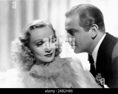 Marlene Dietrich & Melvyn Douglas Film: Angel (USA 1937) Charaktere: Maria 'Angel' Barker, aka Mrs. Brown & Anthony 'Tony' Halton Regie: Ernst Lubitsch 22. Oktober 1937 **WARNUNG** Dieses Foto ist nur für redaktionelle Zwecke bestimmt und unterliegt dem Copyright von PARAMOUNT und/oder des Fotografen, der von der Film- oder Produktionsfirma beauftragt wurde und darf nur von Publikationen im Zusammenhang mit der Bewerbung des oben genannten Films reproduziert werden. Eine obligatorische Gutschrift an PARAMOUNT ist erforderlich. Der Fotograf sollte auch bei Bekanntwerden des Fotos gutgeschrieben werden. Ohne schriftliche Genehmigung des Film Comp kann keine kommerzielle Nutzung gewährt werden Stockfoto