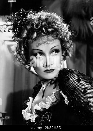 Marlene Dietrich Film: Destry Rides Again (USA 1939) Charaktere: Frenchy Regie: George Marshall 30 November 1939 **WARNUNG** Dieses Foto ist nur für redaktionelle Verwendung bestimmt und unterliegt dem Copyright von UNIVERSAL und/oder dem Fotografen, der von der Film- oder Produktionsfirma beauftragt wurde und kann nur von Publikationen im Zusammenhang mit der Bewerbung des oben genannten Films reproduziert werden. Eine obligatorische Gutschrift an UNIVERSAL ist erforderlich. Der Fotograf sollte auch bei Bekanntwerden des Fotos gutgeschrieben werden. Ohne schriftliche Genehmigung der Film Company kann keine kommerzielle Nutzung gewährt werden. Stockfoto