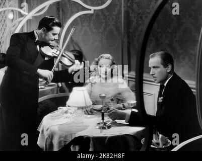 Marlene Dietrich & Melvyn Douglas Film: Angel (USA 1937) Charaktere: Maria 'Angel' Barker, aka Mrs. Brown & Anthony 'Tony' Halton Regie: Ernst Lubitsch 22. Oktober 1937 **WARNUNG** Dieses Foto ist nur für redaktionelle Zwecke bestimmt und unterliegt dem Copyright von PARAMOUNT und/oder des Fotografen, der von der Film- oder Produktionsfirma beauftragt wurde und darf nur von Publikationen im Zusammenhang mit der Bewerbung des oben genannten Films reproduziert werden. Eine obligatorische Gutschrift an PARAMOUNT ist erforderlich. Der Fotograf sollte auch bei Bekanntwerden des Fotos gutgeschrieben werden. Ohne schriftliche Genehmigung des Film Comp kann keine kommerzielle Nutzung gewährt werden Stockfoto