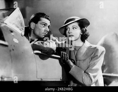 Laurence Olivier & Valerie Hobson Film: Q Planes; Clouds over Europe (Großbritannien 1939) Regie: Tim Whelan & Arthur B. Woods 21 February 1939 **WARNUNG** Dieses Foto ist nur für den redaktionellen Gebrauch bestimmt und unterliegt dem Copyright von COLUMBIA PICTURES und/oder des Fotografen, der von der Film- oder Produktionsfirma beauftragt wurde und darf nur durch Publikationen im Zusammenhang mit der Bewerbung des oben genannten Films reproduziert werden. Eine obligatorische Gutschrift für COLUMBIA PICTURES ist erforderlich. Der Fotograf sollte auch bei Bekanntwerden des Fotos gutgeschrieben werden. Ohne schriftliche Genehmigung der Film Company kann keine kommerzielle Nutzung gewährt werden. Stockfoto