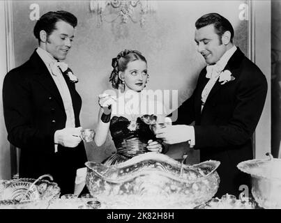 Henry Fonda, Bette Davis & George Brent Film: Jezebel (1938) Charaktere: Preston Dillard,Julie & Buck Cantrell Regie: William Wyler 01 May 1938 **WARNUNG** Dieses Foto ist nur für redaktionelle Zwecke bestimmt und unterliegt dem Copyright von WARNER BROS / MACK ELLIOTT und/oder dem von der Film- oder Produktionsfirma beauftragten Fotografen und kann nur durch Publikationen im Zusammenhang mit der Bewerbung des oben genannten Films reproduziert werden. Eine obligatorische Gutschrift an WARNER BROS/MACK ELLIOTT ist erforderlich. Ohne schriftliche Genehmigung der Film Company kann keine kommerzielle Nutzung gewährt werden. Stockfoto