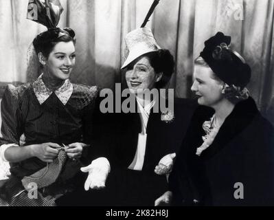 Rosalind Russell & Norma Shearer Film: Die Frauen (1939) Charaktere: Mrs. Howard Fowler (Sylvia) & Mrs. Stephen Haines (Mary) 01 May 1939 **WARNUNG** Dieses Foto ist nur für den redaktionellen Gebrauch bestimmt und unterliegt dem Copyright von MGM und/oder dem vom Film- oder Produktionsunternehmen beauftragten Fotografen und kann nur durch Publikationen im Zusammenhang mit der Bewerbung des reproduziert werden Über Film. Eine obligatorische Gutschrift an MGM ist erforderlich. Der Fotograf sollte auch bei Bekanntwerden des Fotos gutgeschrieben werden. Ohne schriftliche Genehmigung der Film Company kann keine kommerzielle Nutzung gewährt werden. Stockfoto