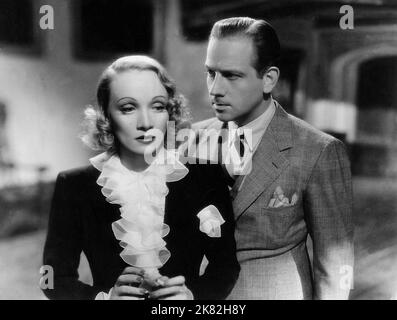 Marlene Dietrich & Melvyn Douglas Film: Angel (USA 1937) Charaktere: Maria 'Angel' Barker, aka Mrs. Brown & Anthony 'Tony' Halton Regie: Ernst Lubitsch 22. Oktober 1937 **WARNUNG** Dieses Foto ist nur für redaktionelle Zwecke bestimmt und unterliegt dem Copyright von PARAMOUNT und/oder des Fotografen, der von der Film- oder Produktionsfirma beauftragt wurde und darf nur von Publikationen im Zusammenhang mit der Bewerbung des oben genannten Films reproduziert werden. Eine obligatorische Gutschrift an PARAMOUNT ist erforderlich. Der Fotograf sollte auch bei Bekanntwerden des Fotos gutgeschrieben werden. Ohne schriftliche Genehmigung des Film Comp kann keine kommerzielle Nutzung gewährt werden Stockfoto