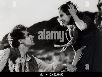 Laurence Olivier, Merle Oberon Film: Wuthering Heights (1936) Charaktere: Heathcliff,Cathy 01 May 1939 **WARNUNG** Dieses Foto ist nur für den redaktionellen Gebrauch bestimmt und unterliegt dem Copyright von UNITED ARTISTS und/oder dem Fotografen, der von der Film- oder Produktionsfirma beauftragt wurde, und kann nur durch Publikationen im Zusammenhang mit der Bewerbung des oben genannten Films reproduziert werden. Eine obligatorische Gutschrift für UNITED ARTISTS ist erforderlich. Der Fotograf sollte auch bei Bekanntwerden des Fotos gutgeschrieben werden. Ohne schriftliche Genehmigung der Film Company kann keine kommerzielle Nutzung gewährt werden. Stockfoto