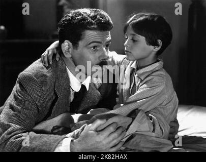 Paul Muni & Raymond Severn Film: Wir Sind Nicht Allein (1939) Charaktere: Dr. David Newcome & Gerald Newcome 01 May 1939 **WARNUNG** Dieses Foto ist nur für den redaktionellen Gebrauch bestimmt und unterliegt dem Copyright von WARNER BROS und/oder des Fotografen, der von der Film- oder Produktionsfirma beauftragt wurde, und kann nur durch Publikationen im Zusammenhang mit der Bewerbung des oben genannten Films reproduziert werden. Eine obligatorische Gutschrift an WARNER BROS ist erforderlich. Der Fotograf sollte auch bei Bekanntwerden des Fotos gutgeschrieben werden. Ohne schriftliche Genehmigung der Film Company kann keine kommerzielle Nutzung gewährt werden. Stockfoto