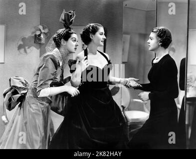 Rosalind Russell, Norma Shearer & Virginia Grey Film: The Women (1929) Charaktere: Mrs. Howard Fowler (Sylvia),Mrs. Stephen Haines (Mary) & Pat (Mitarbeiter an der Parfümtheke) 01. Mai 1939 **WARNUNG** Dieses Foto ist nur für redaktionelle Zwecke bestimmt und unterliegt dem Copyright von MGM und/oder dem Fotografen, der von der Film- oder Produktionsfirma beauftragt wurde, und kann nur durch Publikationen im Zusammenhang mit der Bewerbung des oben genannten Films reproduziert werden. Eine obligatorische Gutschrift an MGM ist erforderlich. Der Fotograf sollte auch bei Bekanntwerden des Fotos gutgeschrieben werden. Ohne schriftliche Genehmigung der Film Company kann keine kommerzielle Nutzung gewährt werden Stockfoto