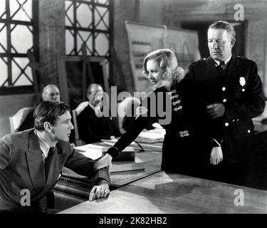 Gary Cooper & Jean Arthur Film Mr. Deeds Goes to Town (1936) Charaktere: Longfellow Deeds & Babe Bennett 01. Mai 1936 **WARNUNG** dieses Foto ist nur für redaktionelle Zwecke bestimmt und unterliegt dem Copyright von COLUMBIA und/oder dem Fotografen, der von der Film or Production Company zugewiesen wurde. Es kann nur durch Veröffentlichungen in Verbindung mit der Werbung für den oben genannten Film reproduziert werden. Eine obligatorische Gutschrift für COLUMBIA ist erforderlich. Der Fotograf sollte ebenfalls angerechnet werden, wenn er bekannt ist. Ohne schriftliche Genehmigung der Film Company kann keine kommerzielle Nutzung gewährt werden. Stockfoto